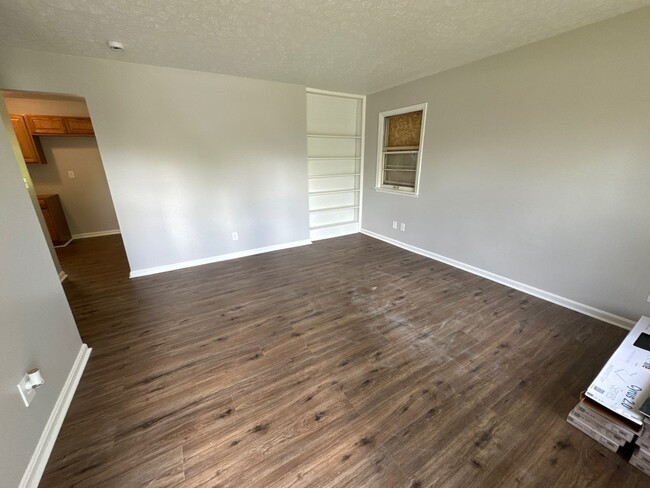 Building Photo - 6907 Longlake Dr