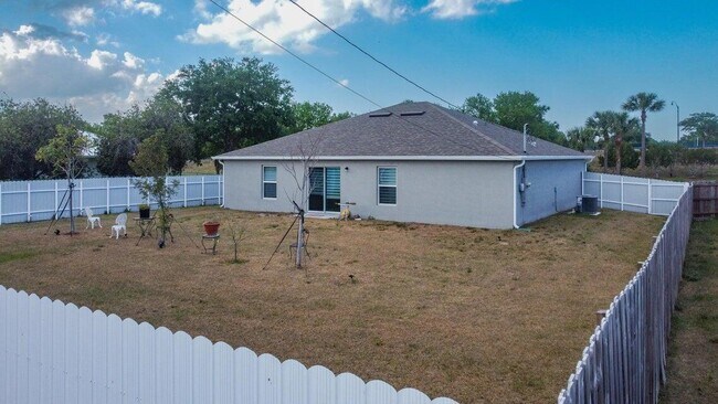 Building Photo - 826 SW Juliet Ave