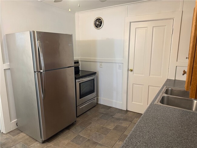 Building Photo - 355 Caroline St