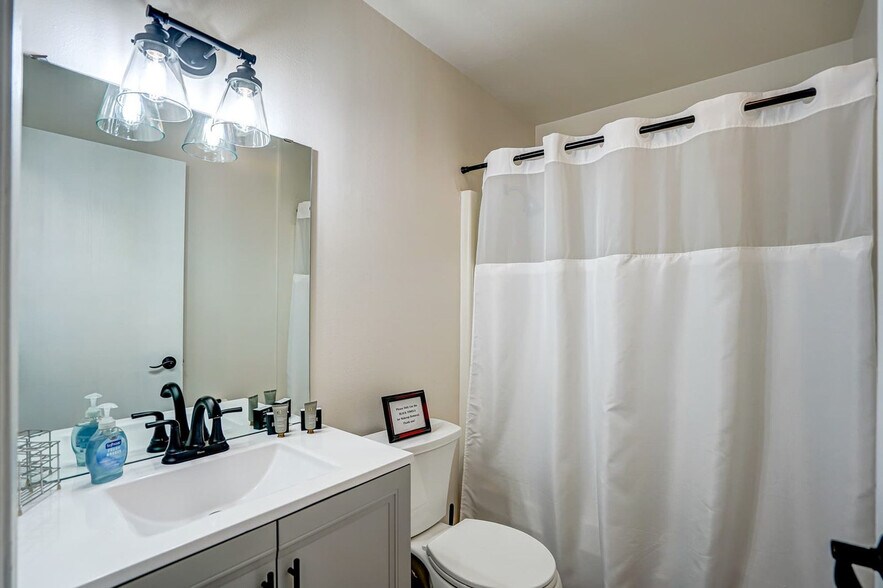 Building Photo - 1217 E Wilson St