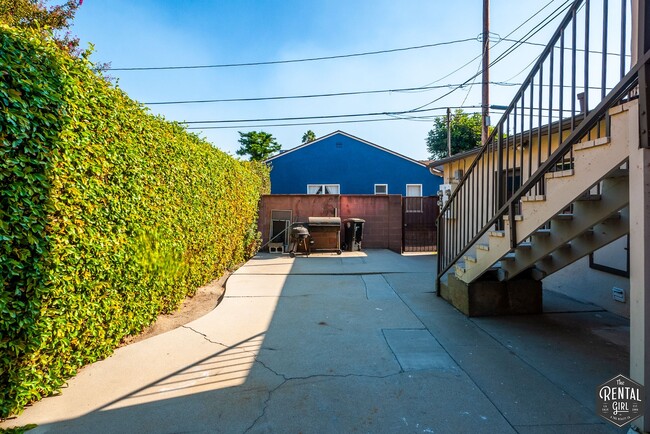 Building Photo - 1322 W Alameda Ave