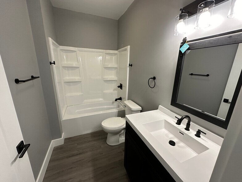 Building Photo - 1102 S Malott St