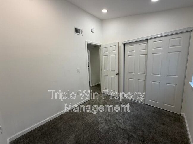 Building Photo - 1332 Langholm Dr