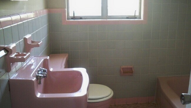 Building Photo - 2716 Wood Dr NE