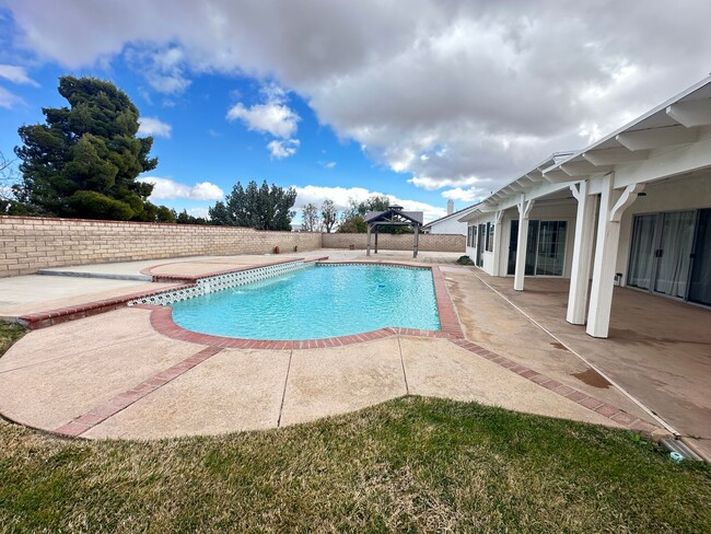 Building Photo - West Palmdale Pool Home