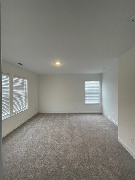 Building Photo - 1717 Woods Edge Dr