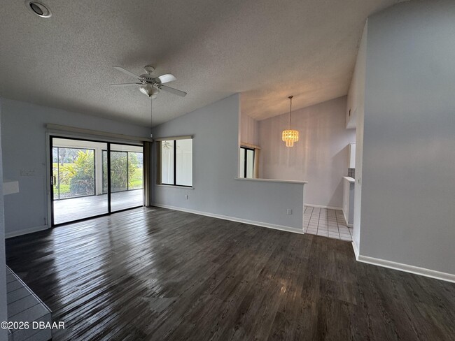 Building Photo - 1921 Sprucewood Way