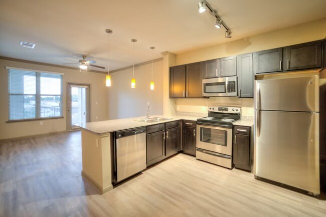 Primary Photo - 6520 Jamail Dr