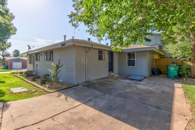 Building Photo - Charming Home with Natural Light Near Penn...