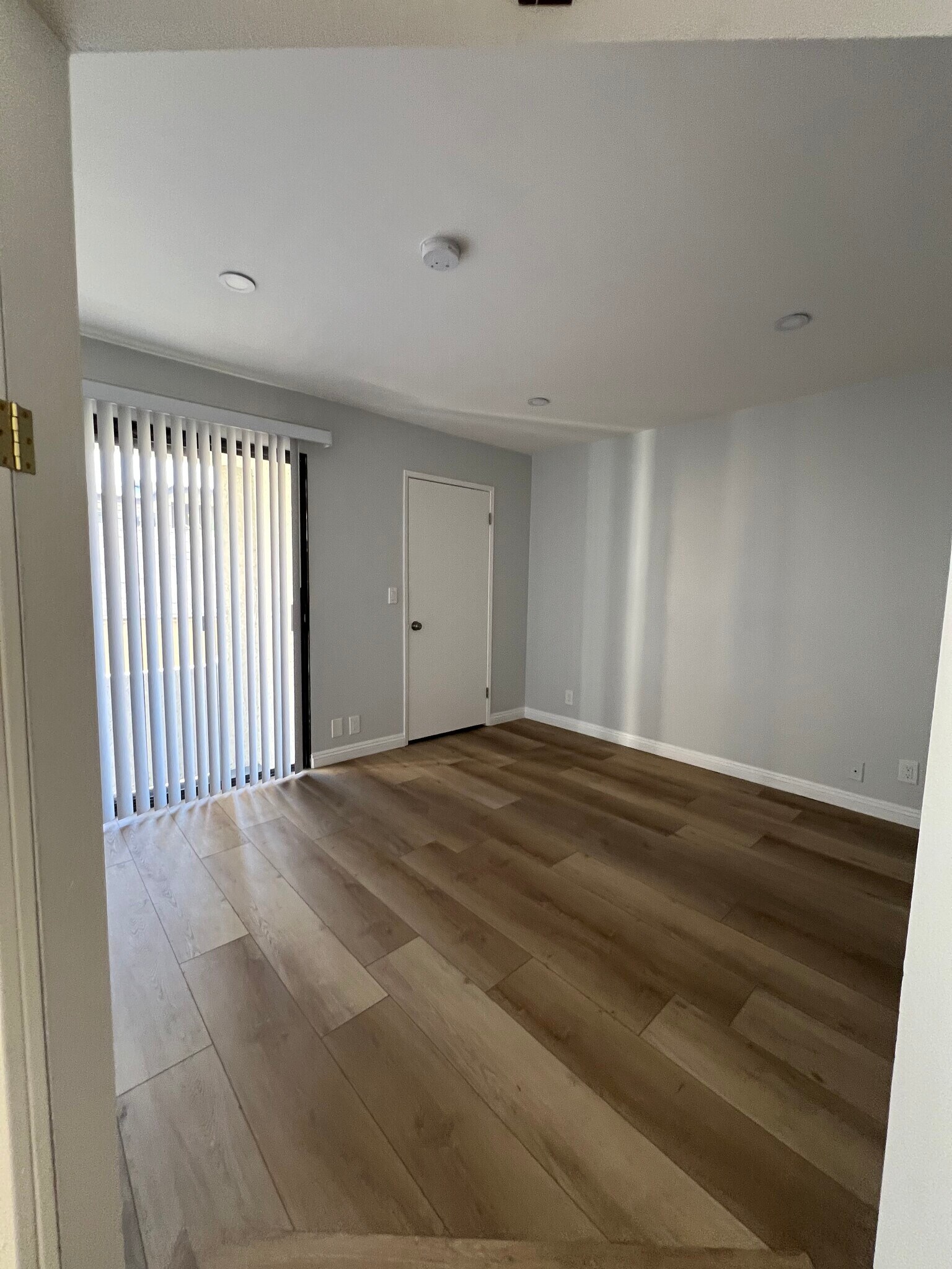 Building Photo - 2107 N Beachwood Dr