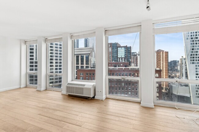 Building Photo - 111 E Chestnut St