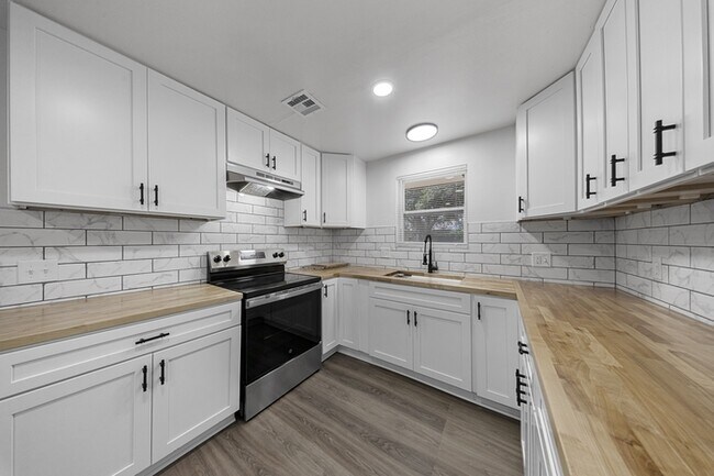 Building Photo - 3232 Parker Dr