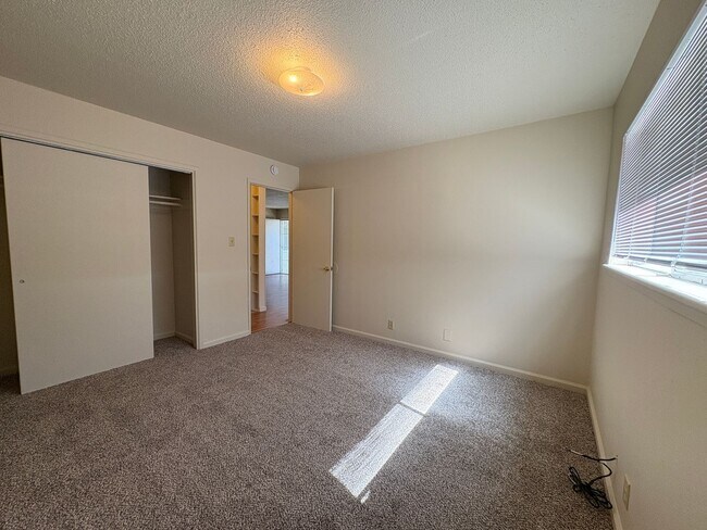Building Photo - Charming Two Bedroom Unit