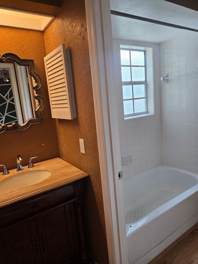 Building Photo - Spacious 2-bedroom, 1.5-bath end-unit townhouse in Carriage House