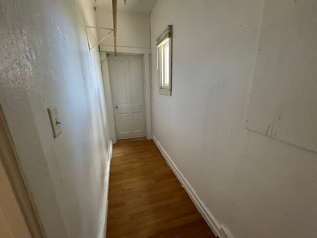 Building Photo - 2 Bed 1 Bath Large House with Fenced Yard and Washer Dryer Hookups
