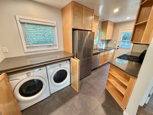 Building Photo - Charming El Segundo Bungalow w/ In-Unit Laundry & Huge Backyard!