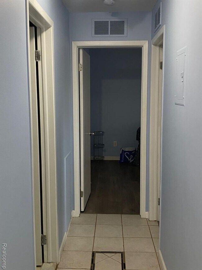Building Photo - Charming Rochester Condo