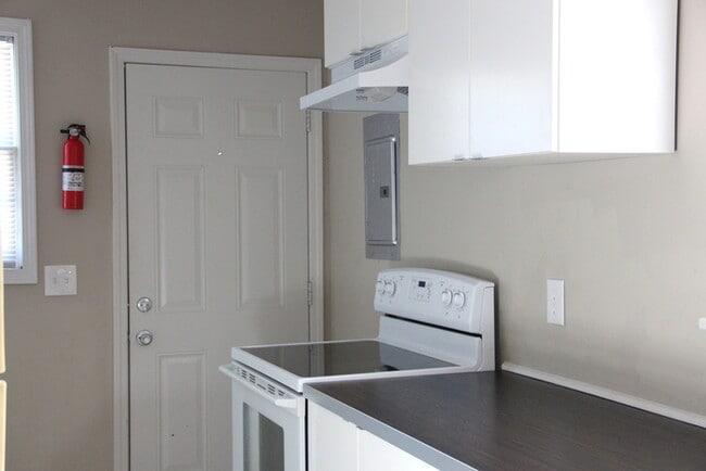 Building Photo - 2 Bedroom / 2 Bath Apartment with w/d hook...