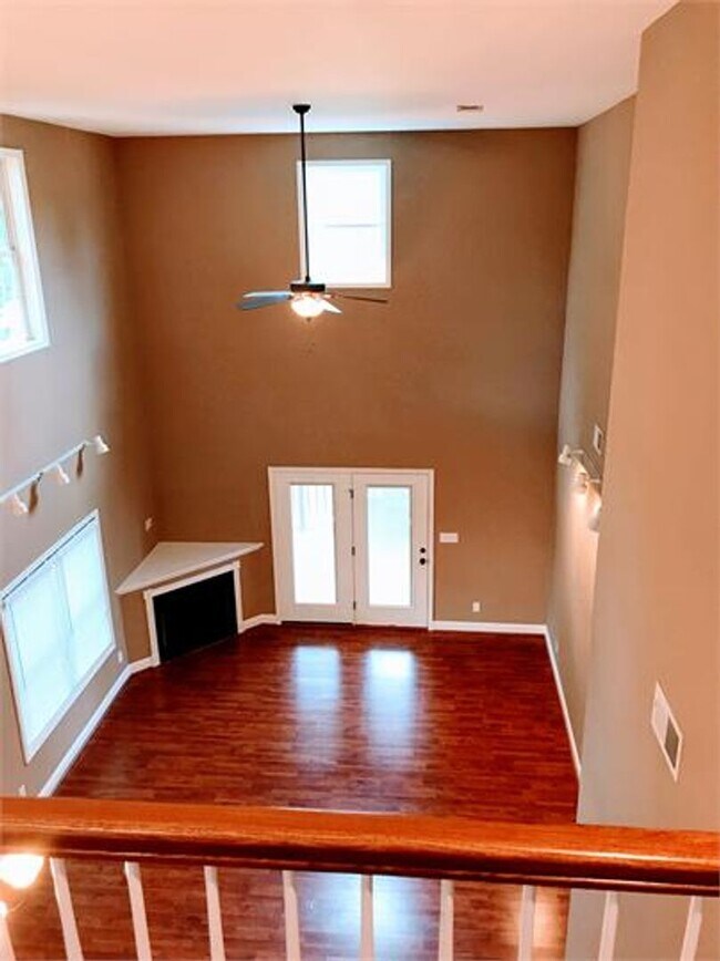 Building Photo - Townhouse in Forest