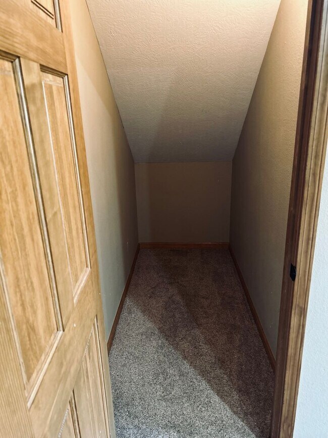 Building Photo - Gorgeous Home Located on Rivercut Golf Cou...