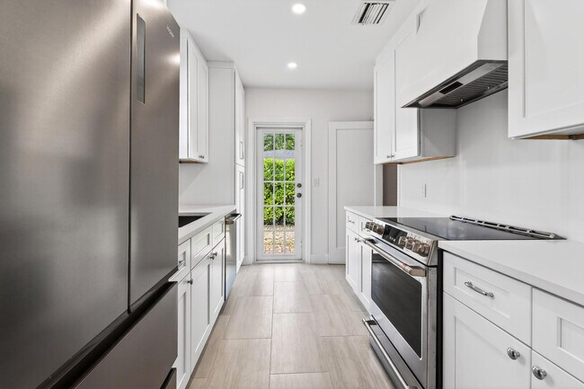 Building Photo - 236 Greymon Dr