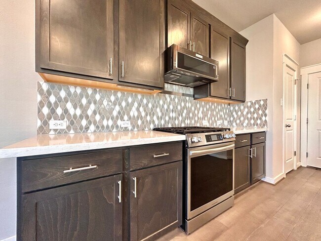 Building Photo - Charming 3 Bed / 2.5 Bath Family Home