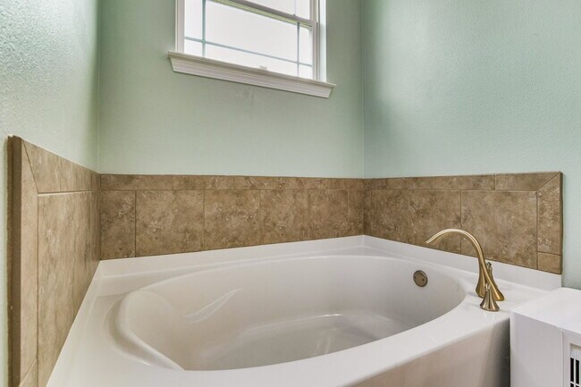 Building Photo - Bright and beautiful home in Windward Cove...