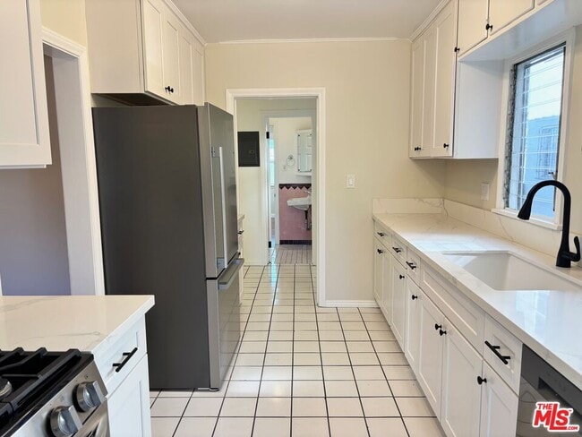 Building Photo - 1075 S Ogden Dr