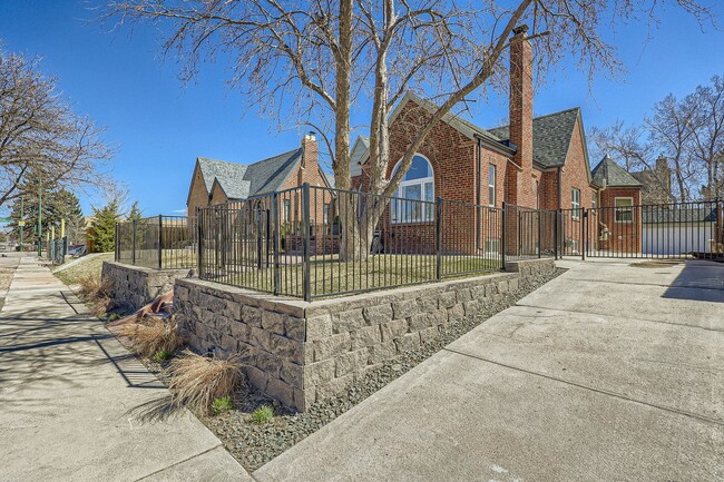 Building Photo - Available NOW! Fully Furnished 4 Bedroom 2 Bath Beautiful Home in Denver!