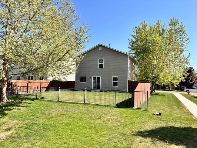 Building Photo - Ready for Move In - Cedar Creek Spacious L...