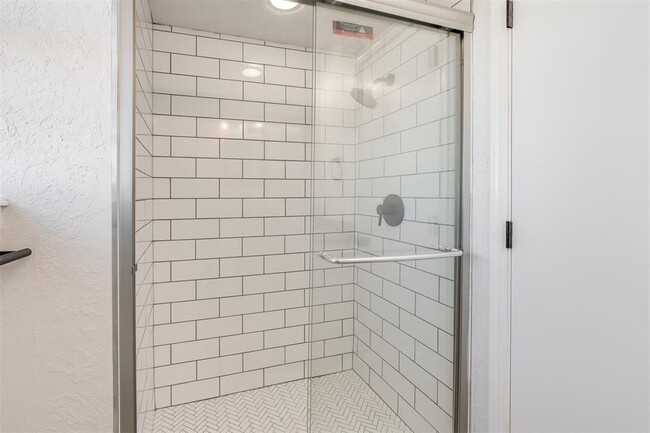 Building Photo - 11715 N Francis Ave