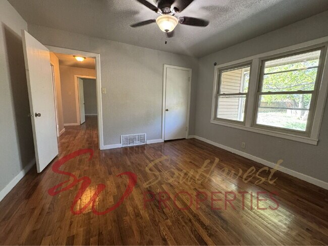 Building Photo - Large 3 bedroom 1 bath close to everything!