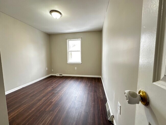 Building Photo - 6 Maple St