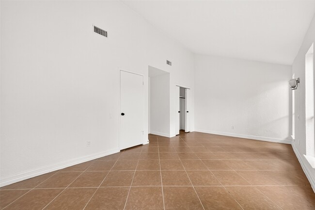 Building Photo - 8632 Maplecrest Dr