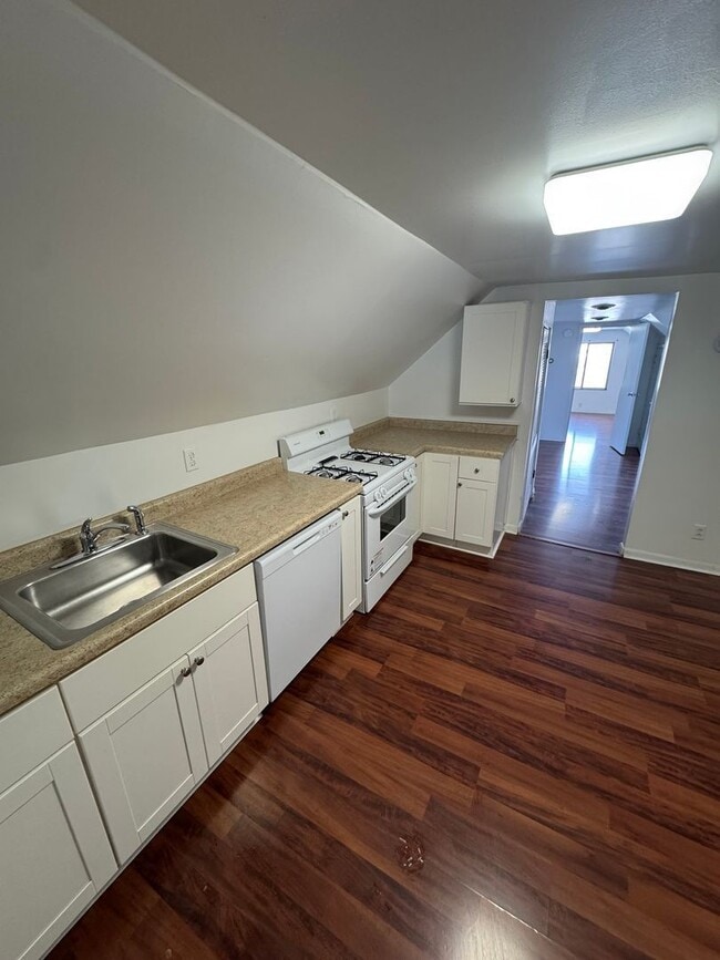 Building Photo - 331 Bracken Ave