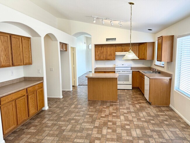 Building Photo - Fantastic 4 Bedroom/2 Bath Single Level Ho...