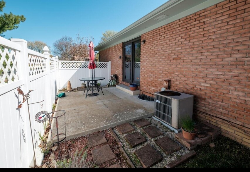 Back patio - 1861 Hillandale Ave