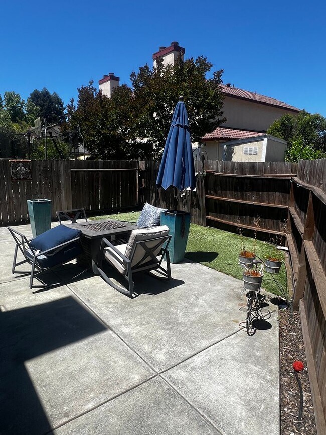 Building Photo - Modern 3 Bed / 2 Bath End Unit Home for Re...