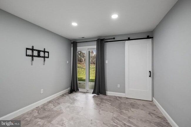 Building Photo - 26 Knoll Dr