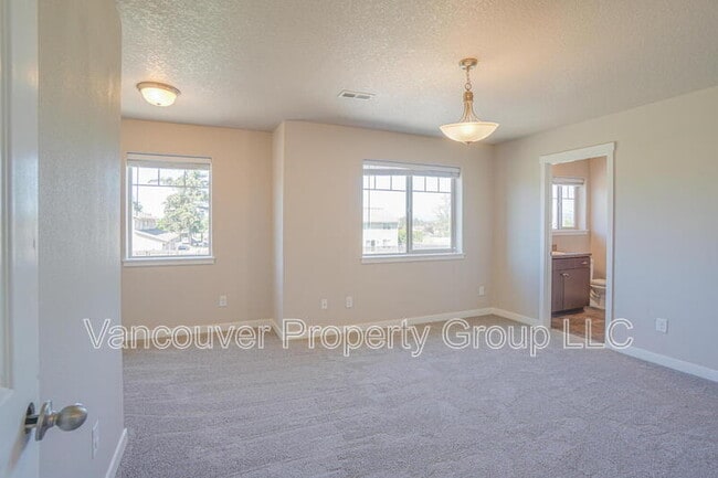 Building Photo - 6125 NE 105th Ave