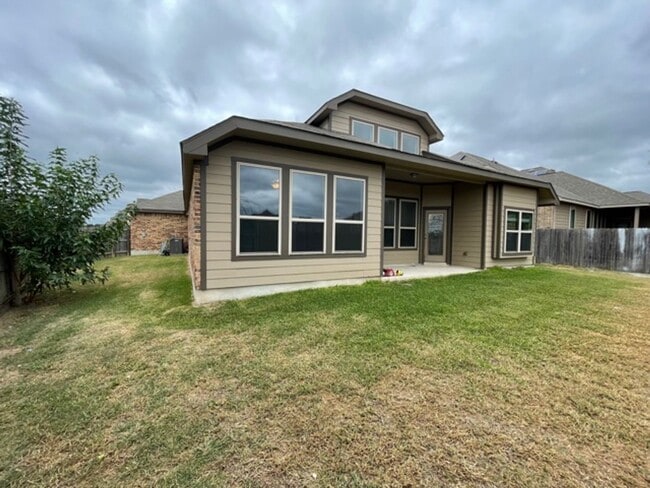 Building Photo - Move-In Ready! Stunning 1.5-Story Home wit...