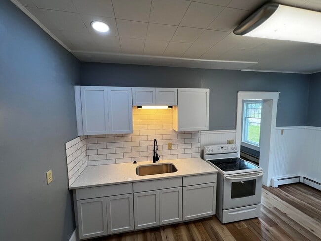 Building Photo - Beautifully Remodeled 3-Bed / 1-Bath Home ...