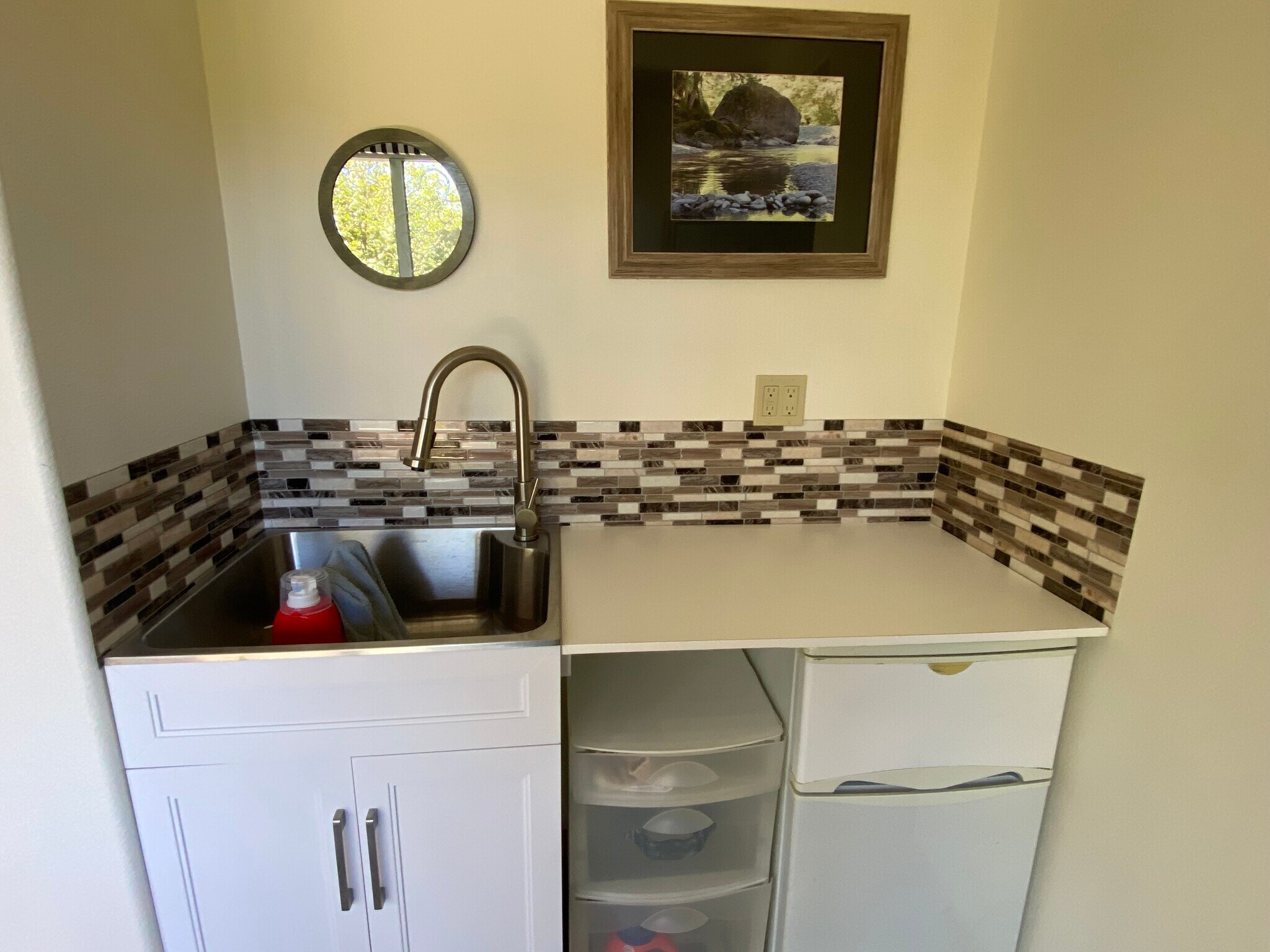 Laundry Sink & Mini Fridge / Lower Landing - 425 SE Shell Ave