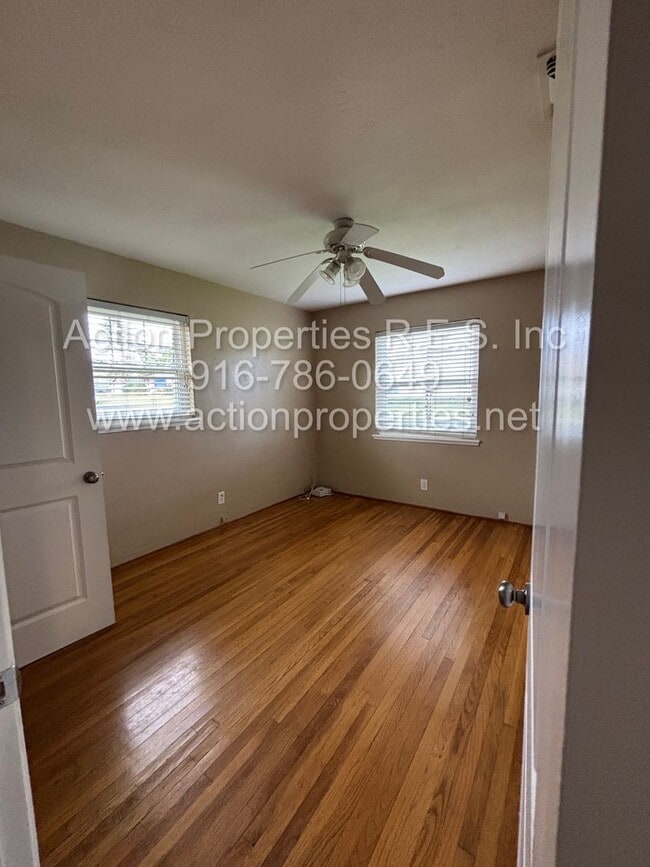 Building Photo - SPECIAL! Central Roseville -  4 Bed, 2 Bath - Single Story - Separate Living and Family Rooms - L...