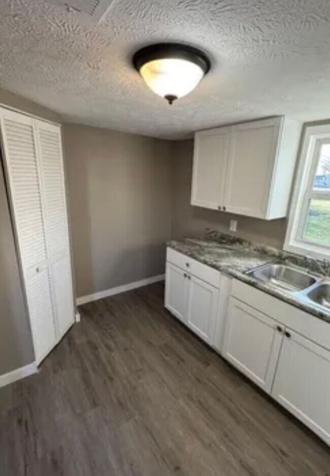 Building Photo - 2 bedroom/1 bath w/carport