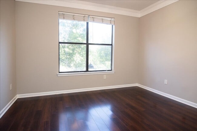 Building Photo - 2bd/2Ba Midtown Condo Perfect for Roommates w/ Pool and Gym!