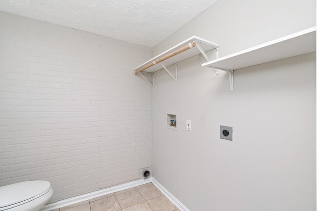 Building Photo - 8295 Oak Terrace Ln