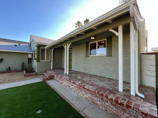 Building Photo - Upgraded + freshly prepped 3+2.5 in Granad...