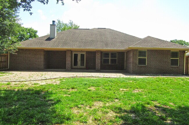 Building Photo - Twelve Oaks Plantation Home with Hardwood Floors, Fireplace & Fenced Backyard