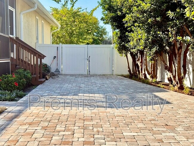 Building Photo - 957 Weathersfield Dr